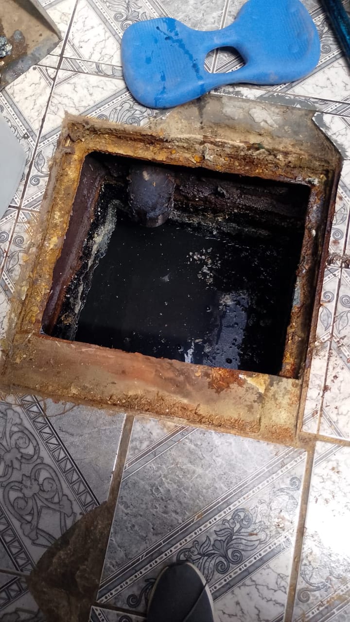 Cámara de registro de alcantarillado tapado